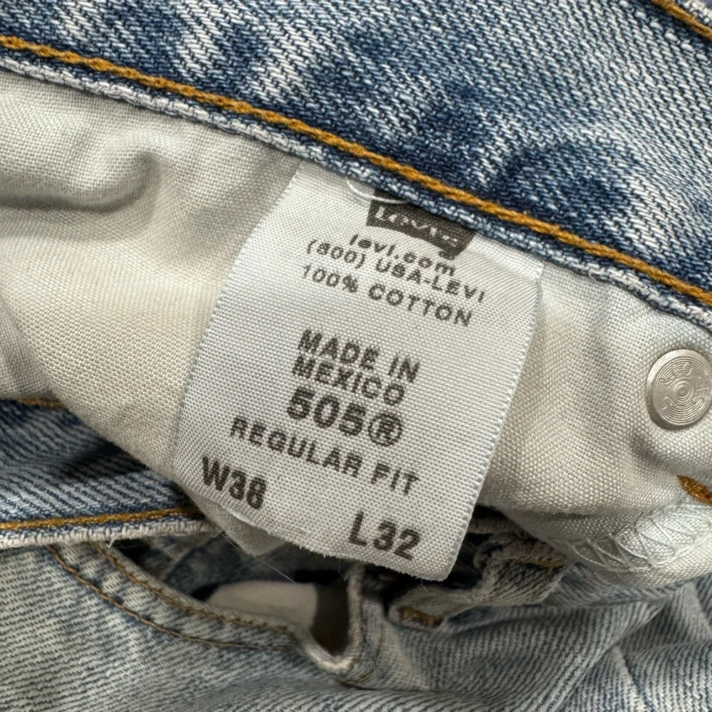 Vintage Levi's Men's Classic Light Blue Straight Jeans - Picture 16 of 16